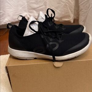 OOFOS- WOMEN'S OOMG SPORT LS LOW SHOE - WHITE BLACK 8.5